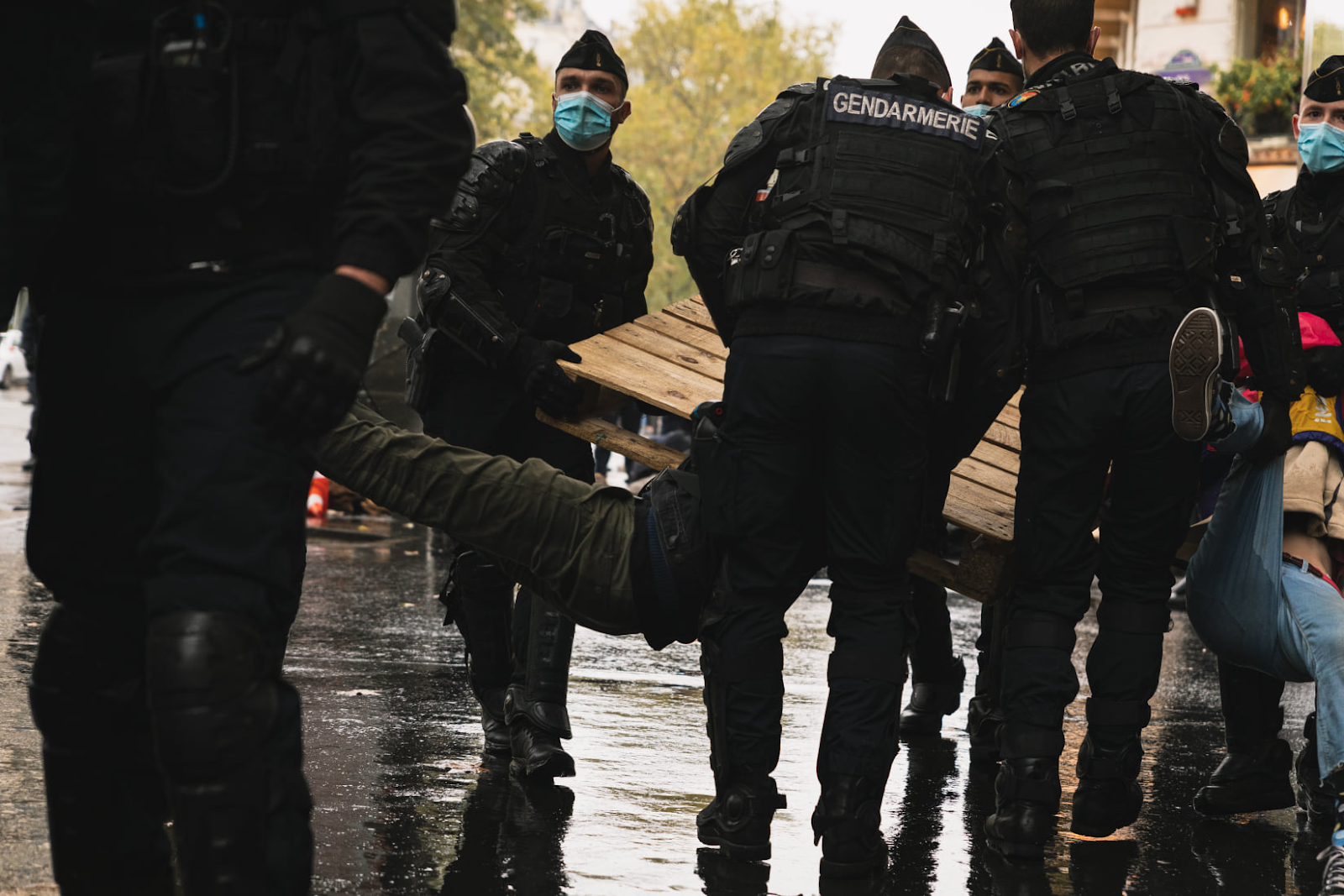 Rebeldes a “resistir violentamente” à prisão segundo a políciafrancesa.