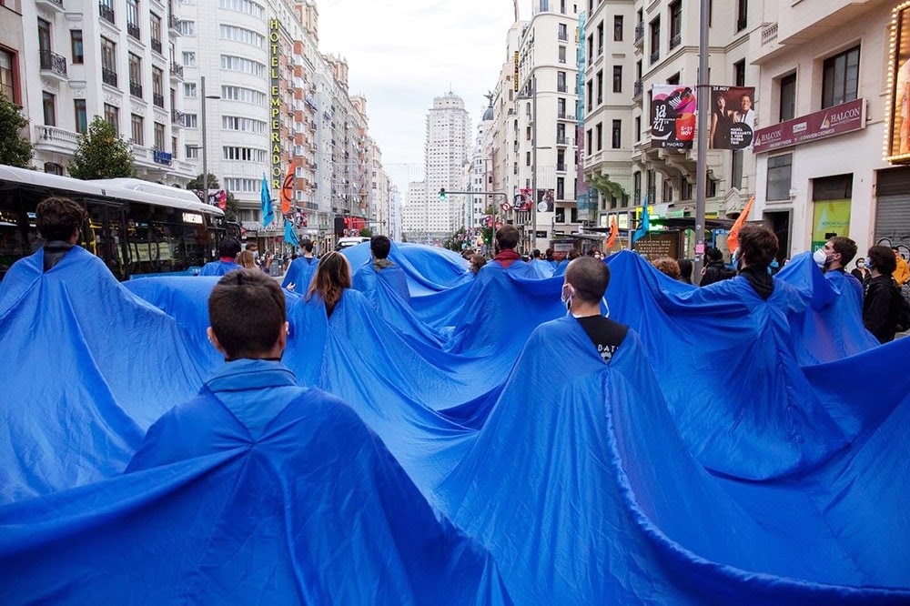 Brigada azul espanhola a deslocar-se pelasruas