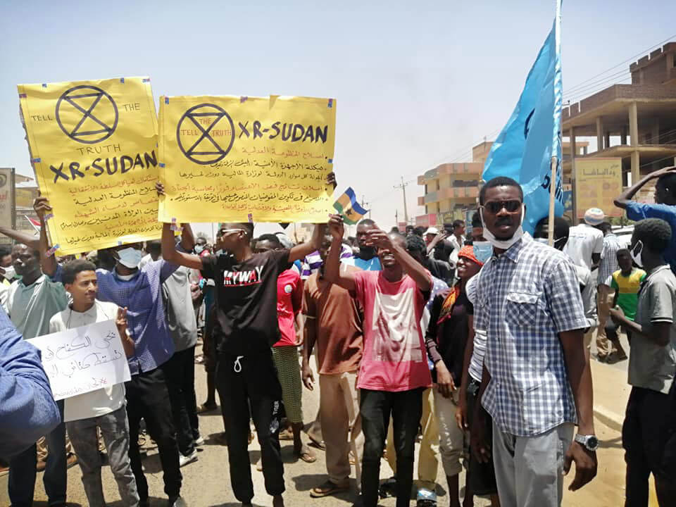 Rebelianci i rebeliantki z grupy XR Sudan protestują wChartumie.