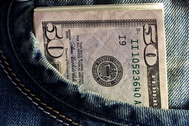 Imagem de notas de dólar no bolso de calças deganga.