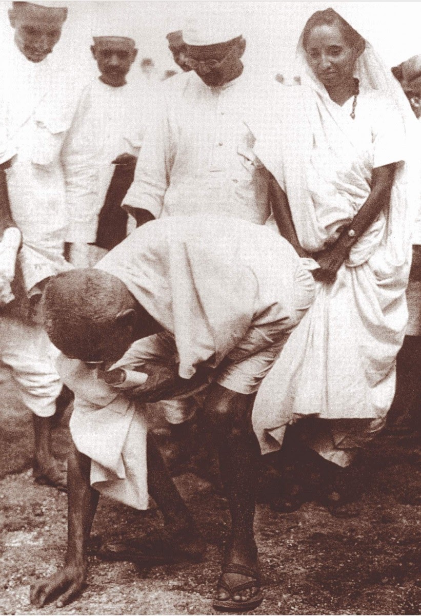 Gandhi sammelt Salz an der Küste vonGujarat