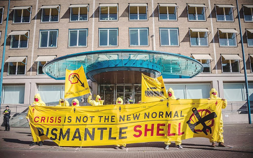Rebell*innen, die gegen Shellprotestieren