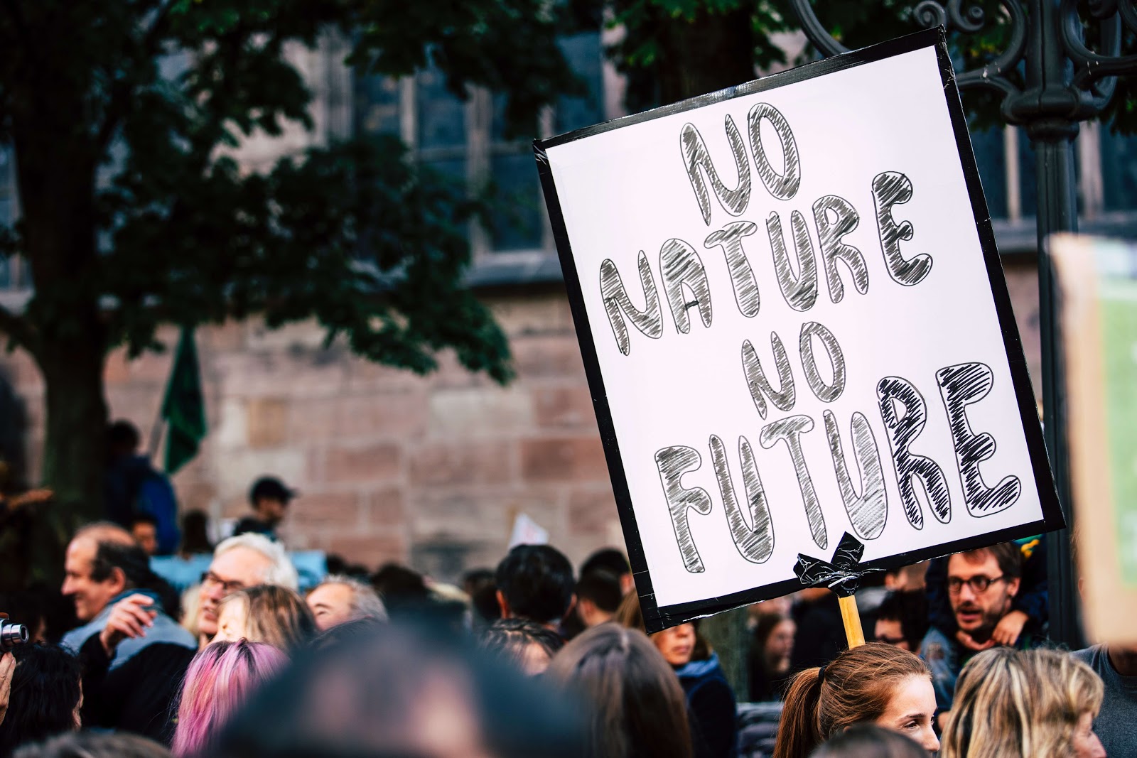 Protestujący z transparentem z napisem "Bez natury nie maprzyszłości"