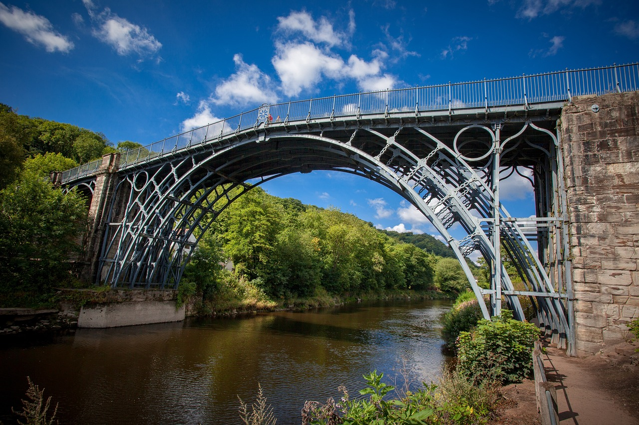 Foto del famoso puente de hierro que atraviesa el río Severn en el pueblode Ironbridge, patrimonio de la humanidad ampliamente considerado como lacuna de la revoluciónindustrial.