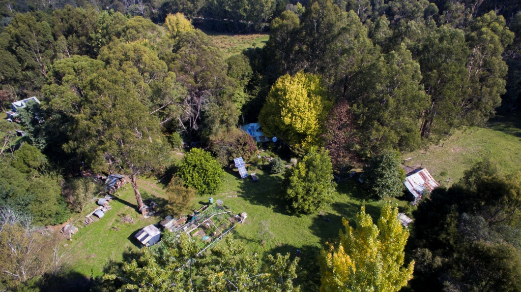 Luftaufnahme der Witchwood-Farm in Goongerah, East Gippsland, Australien,mit Bäumen, Schuppen und einem Solarpanel 