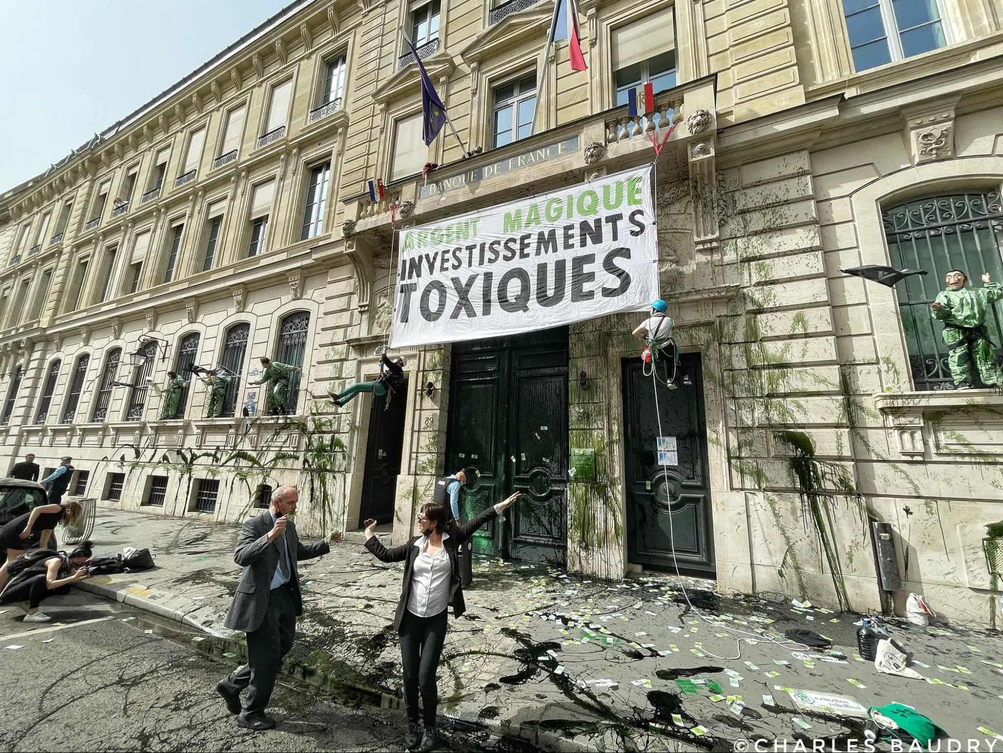 Parigi, Francia. La Banca di Francia fa un cambio di look per rifletteremeglio i propri sporchi investimentipetroliferi.
