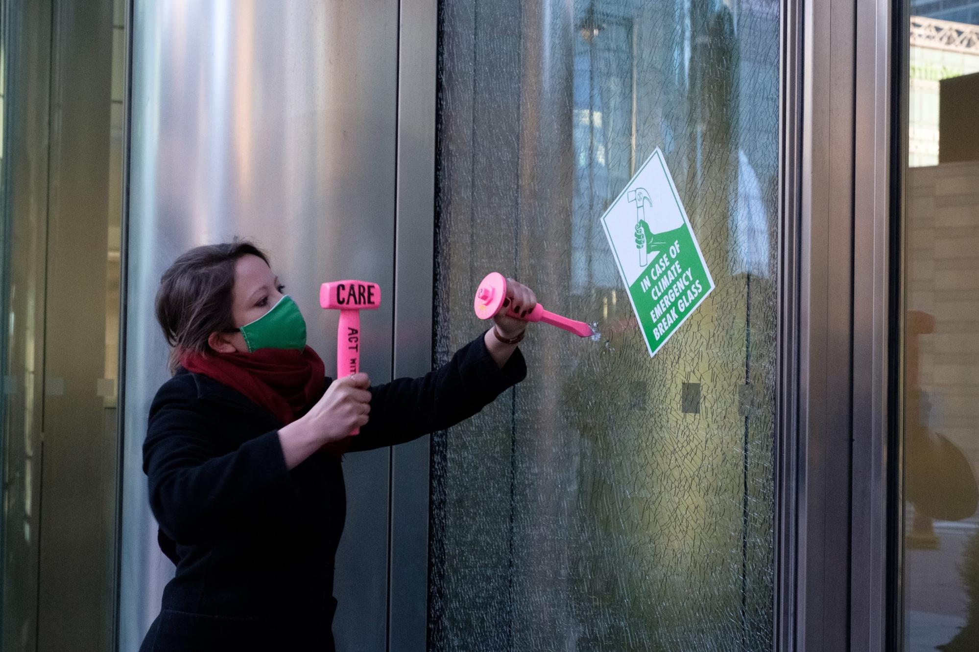 London, UK. 7 Rebellinnen zerschlagen die Fenster derBarclays-Hauptgeschäftsstelle, der siebtschmutzigsten Bank, inspiriert vonden Suffragetten, die in ihrem Kampf um das Frauenwahlrecht Fensterzerschlugen. 