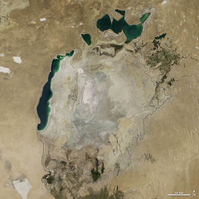 Aufnahme des Aralsees aus der Vogelperspektive - ein großer,ausgetrockneter See