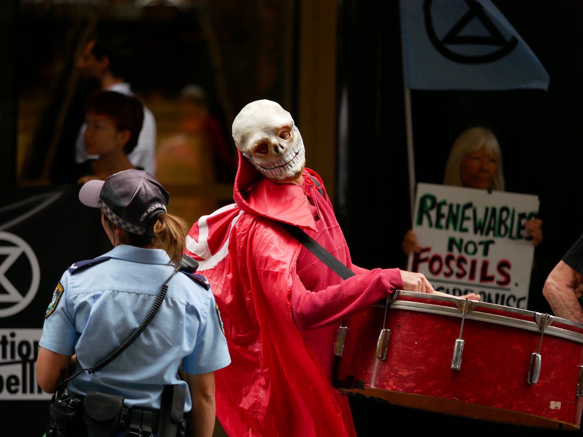 Sydney, Australia. Rebelia blokuje National Australia Bank pod hasłem „Niekradnijcie naszej przyszłości”.