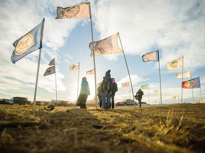 Des drapeaux flottant sur le campement Oceti Sakowin près de Cannonball,dans le Dakota du nord