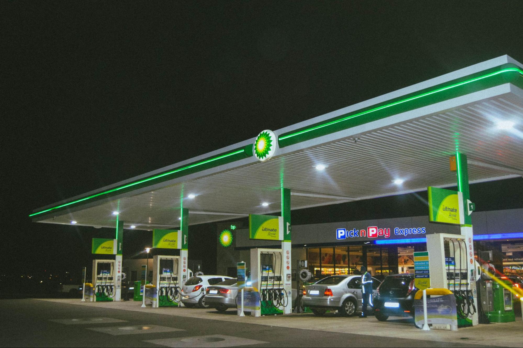 Imagem de uma estação de serviço da BP Petrol ànoite.