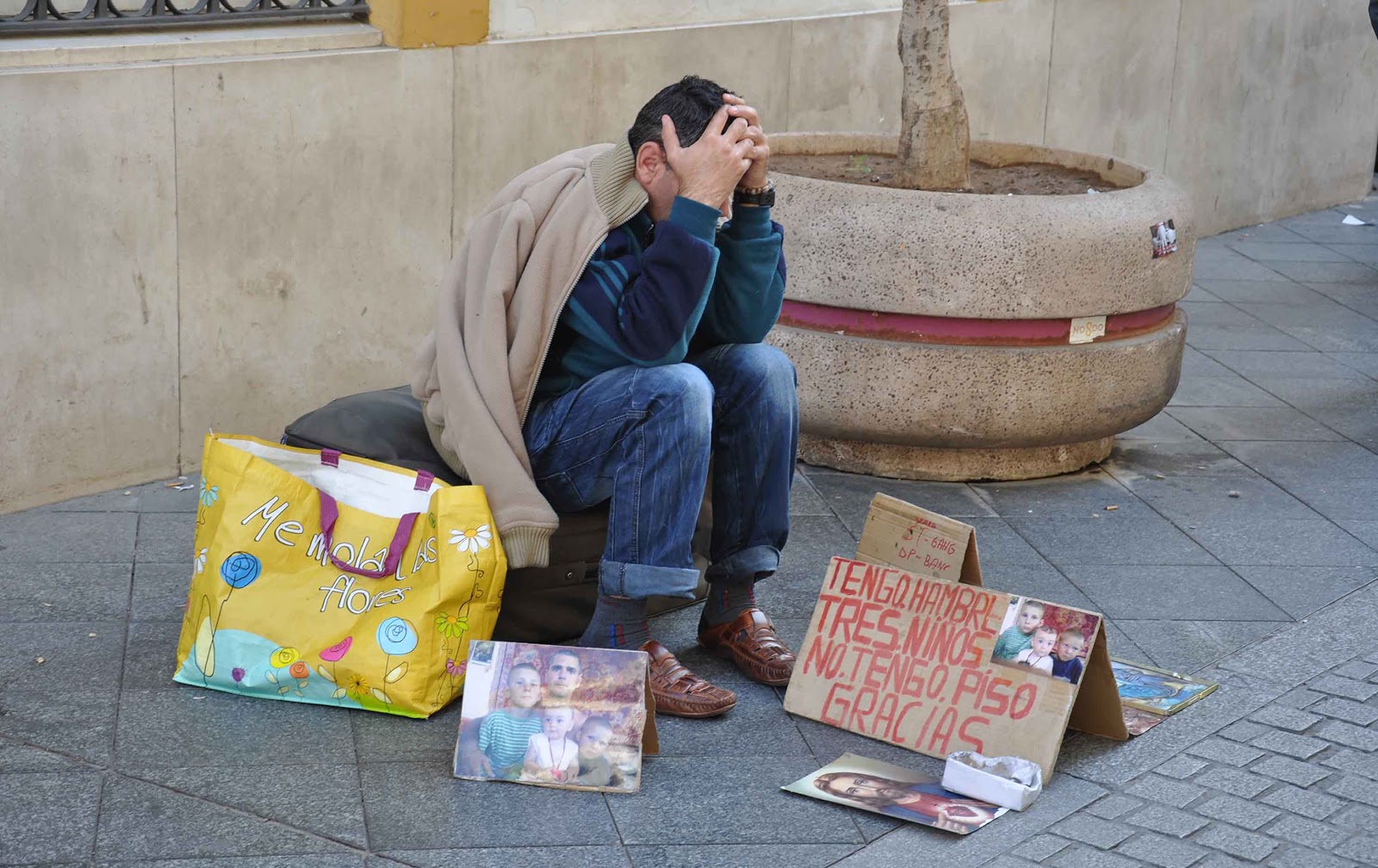 Hombre sin hogar en la carretera de Sevilla,España.