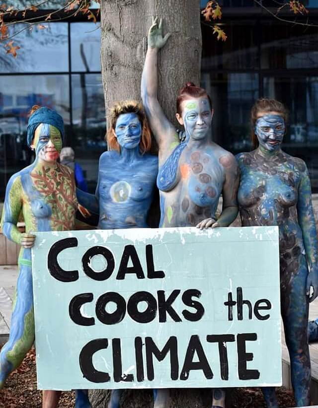 Rebell*innen, die gegen ein Kohlebergwerkprotestieren