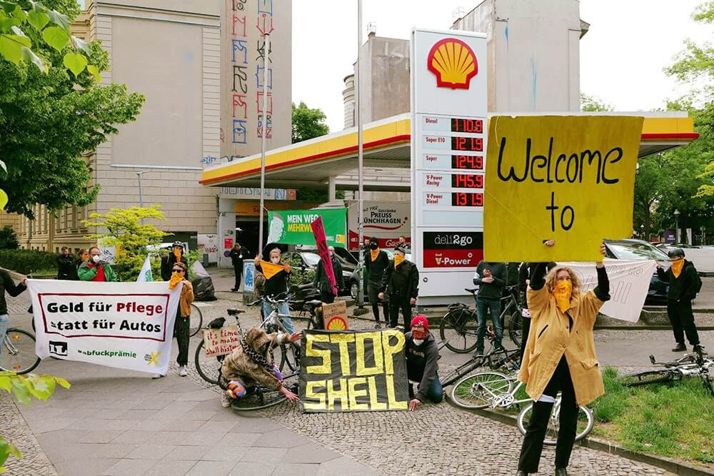 Rebell*innen, die gegen Shellprotestieren