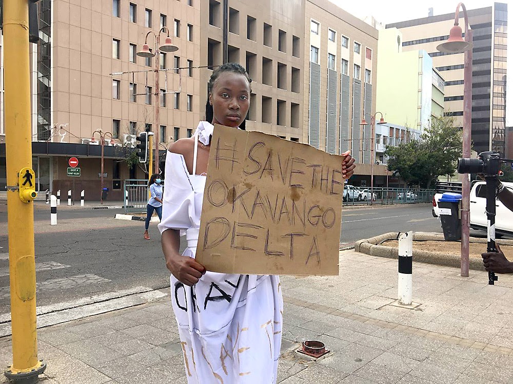 Mujer con cartel "Salvar el Delta delOkavango"