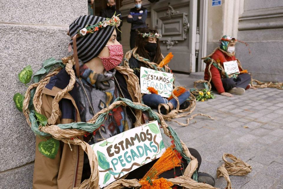 Vor dem spanischen Landwirtschaftsministerium rebelliert die schützendeNatur.