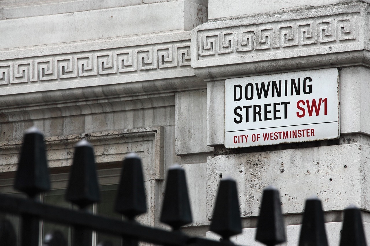 Fotografia do sinal com o nome da rua no final da Downing Street emLondres - a residência oficial do Primeiro Ministro do ReinoUnido.